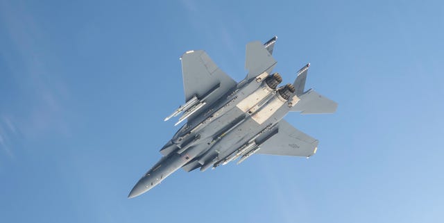 Prueba F-15E AMRAAM AF 15th Strike Eagle del 40th Flight Test Squadron se prepara para disparar un misil aire-aire de alcance medio avanzado cerca de la Base de la Fuerza Aérea de Eglin, Florida. 26 de febrero de 2020 amraam es el misil más allá del alcance visual más popular del mundo y se le atribuye diez al aire El aire mata a la foto de la Fuerza Aérea de los EE.