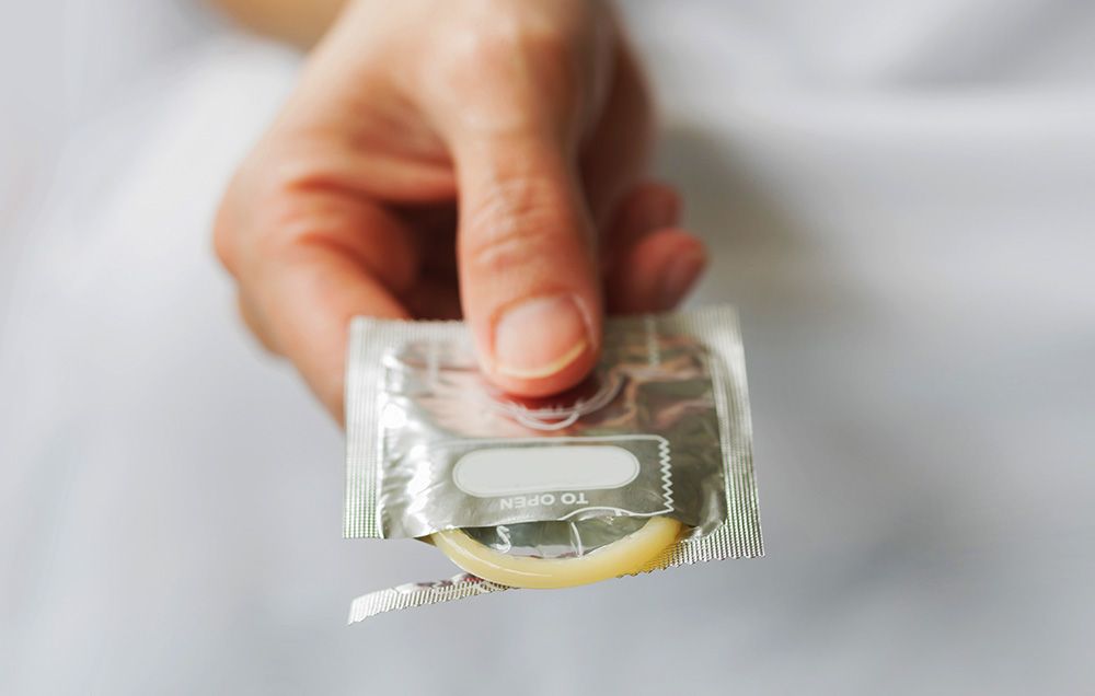 Симпатичные азиатки подстраховались и трахаются в презервативе