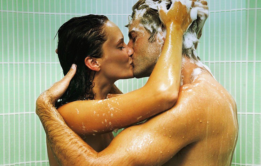 Раскованные лесби занялись любовью в ванной на полу - порно фото