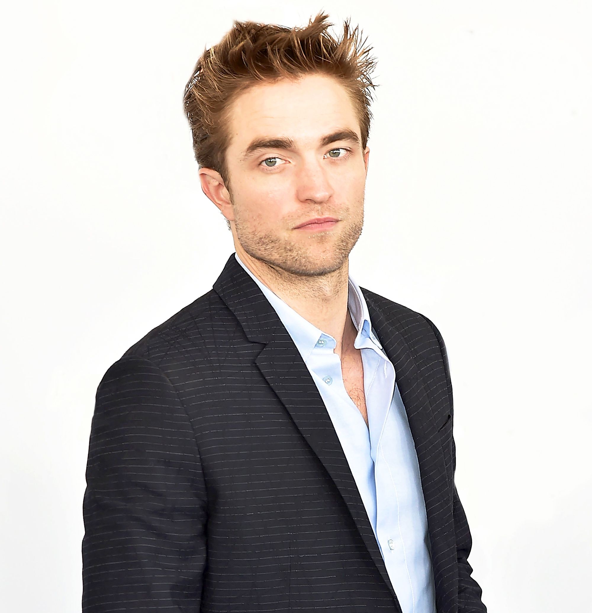 Cabelo castanho claro e penteado exótico de Robert Pattinson  em 2024