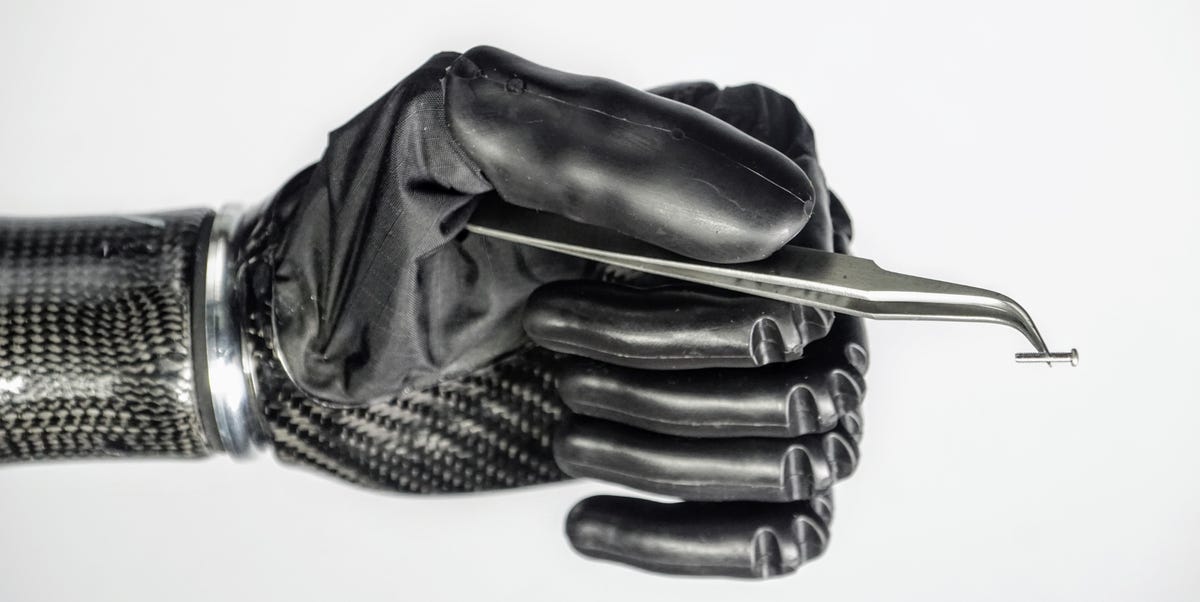 This Prosthetic Hand Is Stronger, Lighter, and Better Than You 1 This Prosthetic Hand Is Stronger, Lighter, and Better Than You