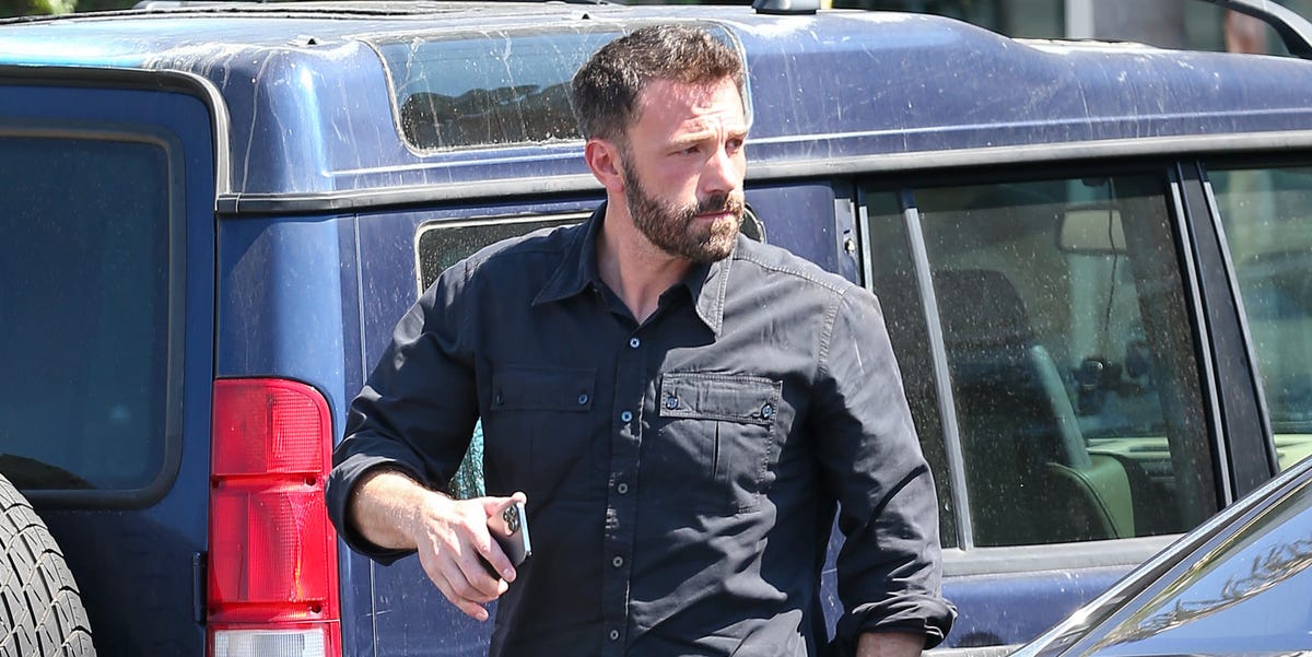 Ben Affleck Was Photographed Looking at Engagement Rings at Tiffany & Co - NewsOpener Ben Affleck Was Photographed Looking at Engagement Rings at Tiffany & Co