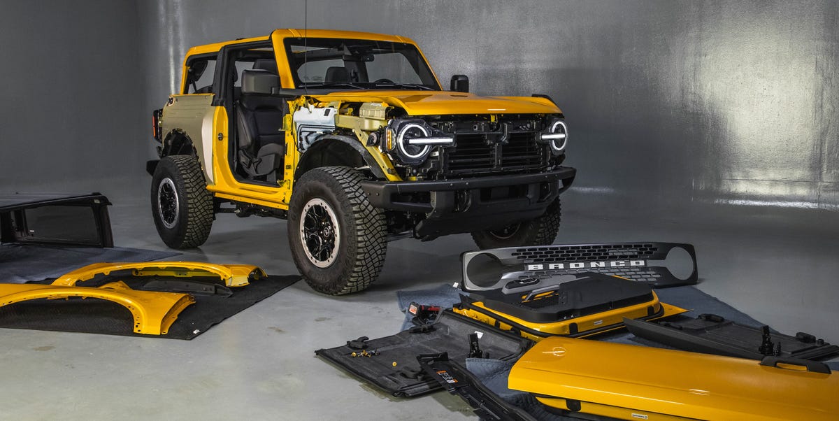 Learn How to Remove the Ford Bronco's Doors and Roof, and See Cool Features - NewsOpener Learn How to Remove the Ford Bronco's Doors and Roof, and See Cool Features