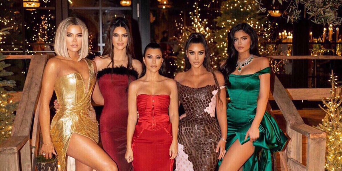Khloé Kardashian Says the Kardashian Christmas Eve Party Is Still On Despite COVID, and Twitter Is Unamused - NewsOpener Khloé Kardashian Says the Kardashian Christmas Eve Party Is Still On Despite COVID, and Twitter Is Unamused