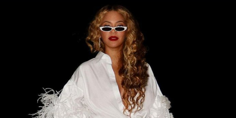Beyoncé Paired a Cocktail Purse With a Feathered Valentino Top and Altuzarra Flairs on a Yacht - NewsOpener Beyoncé Paired a Cocktail Purse With a Feathered Valentino Top and Altuzarra Flairs on a Yacht