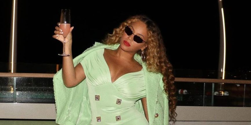 Here's Beyoncé Posing on a Yacht in the Perfect Mint Balmain Mini Dress - NewsOpener Here's Beyoncé Posing on a Yacht in the Perfect Mint Balmain Mini Dress