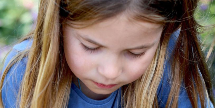 Kate Middleton Shared an Adorable New Photo of Princess Charlotte With a Butterfly - NewsOpener Kate Middleton Shared an Adorable New Photo of Princess Charlotte With a Butterfly