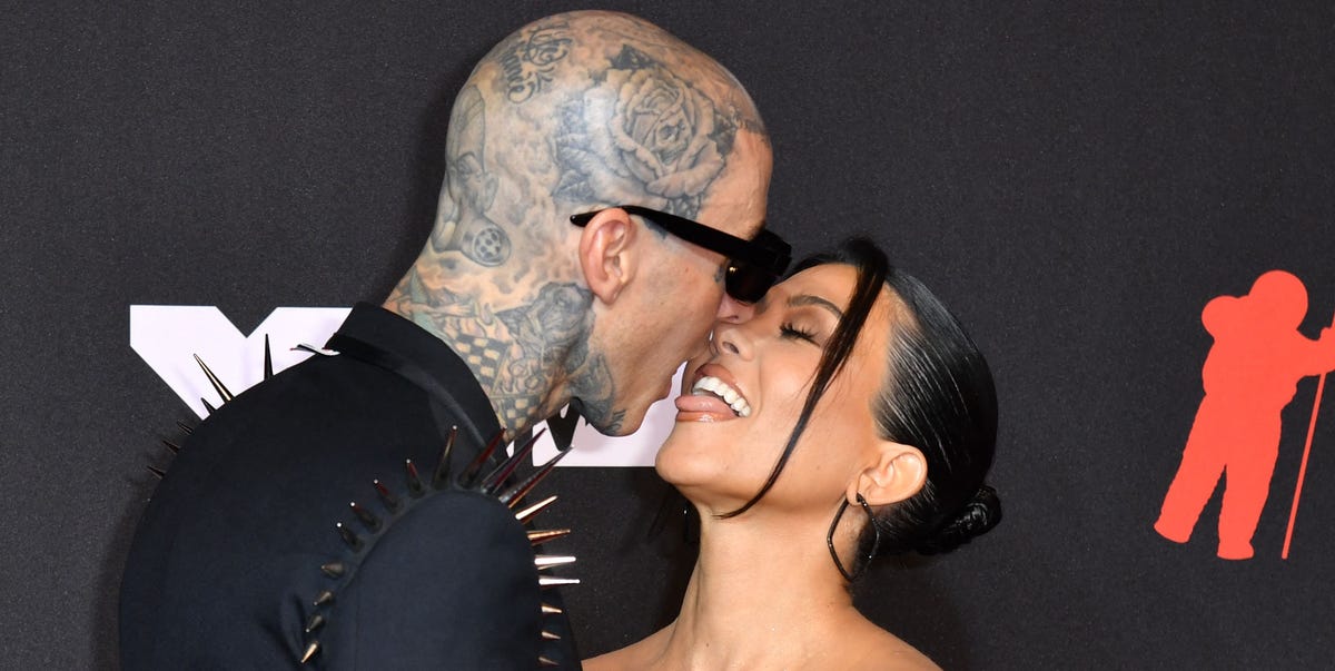 Travis Barker and Kourtney Kardashian Were All Over Each Other at the 2021 MTV VMAs - NewsOpener Travis Barker and Kourtney Kardashian Were All Over Each Other at the 2021 MTV VMAs