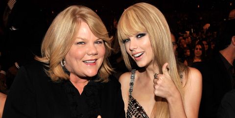   Foto på Taylor Swift  & hennes Mamma  Andrea Gardner Swift
