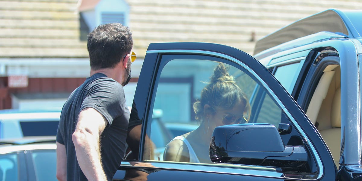 Jennifer Lopez and Ben Affleck Are Out Here Touring a $65 Million Mansion 1 Jennifer Lopez and Ben Affleck Are Out Here Touring a $65 Million Mansion