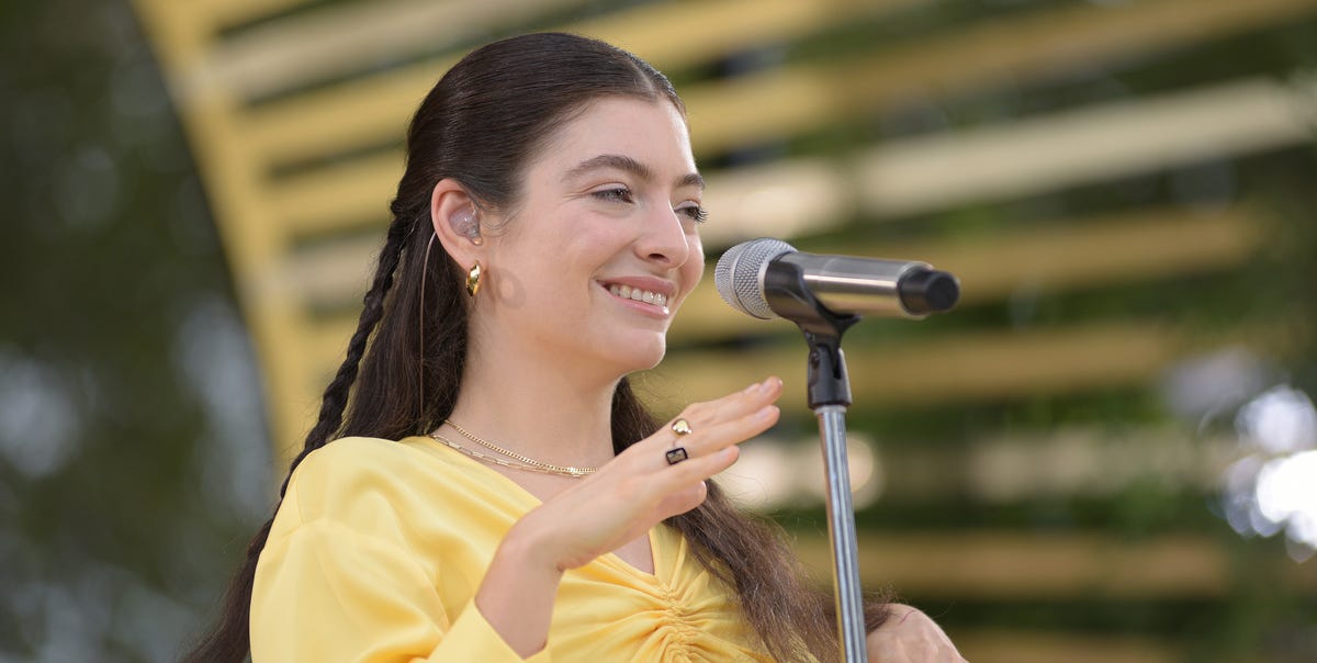 Here's Why Lorde Is Suddenly No Longer Performing at the VMAs 1 Here's Why Lorde Is Suddenly No Longer Performing at the VMAs