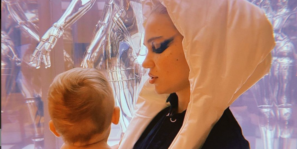 Grimes' 1-Year-Old Son, X Æ A-12, Calls Her by Her First Name Instead of Calling Her Mom 1 Grimes' 1-Year-Old Son, X Æ A-12, Calls Her by Her First Name Instead of Calling Her Mom