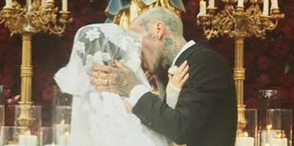 Travis Barker's Daughter Leaked a Picture of Kourtney Kardashian's Wedding Dress on Instagram 1 Travis Barker's Daughter Leaked a Picture of Kourtney Kardashian's Wedding Dress on Instagram