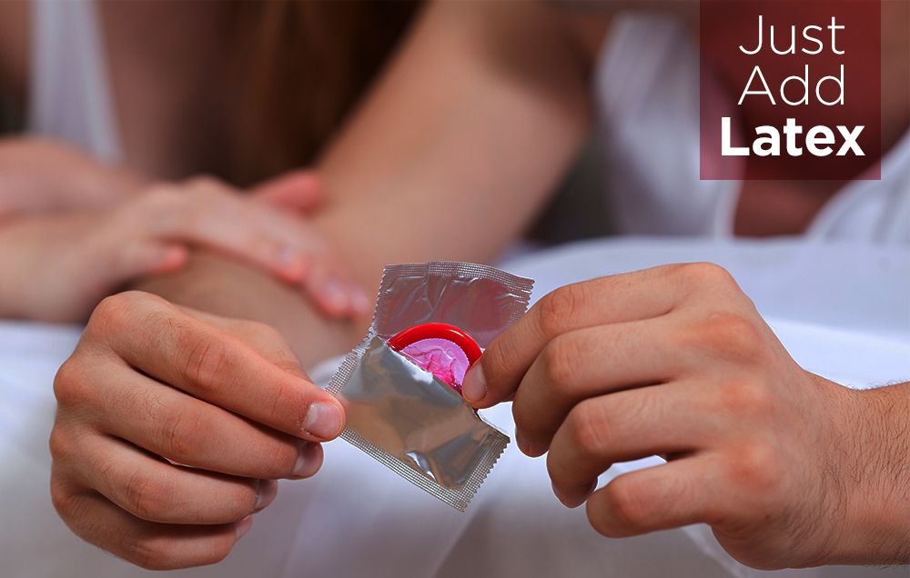 Русский секс молодых на диване в презервативе с еблей раком