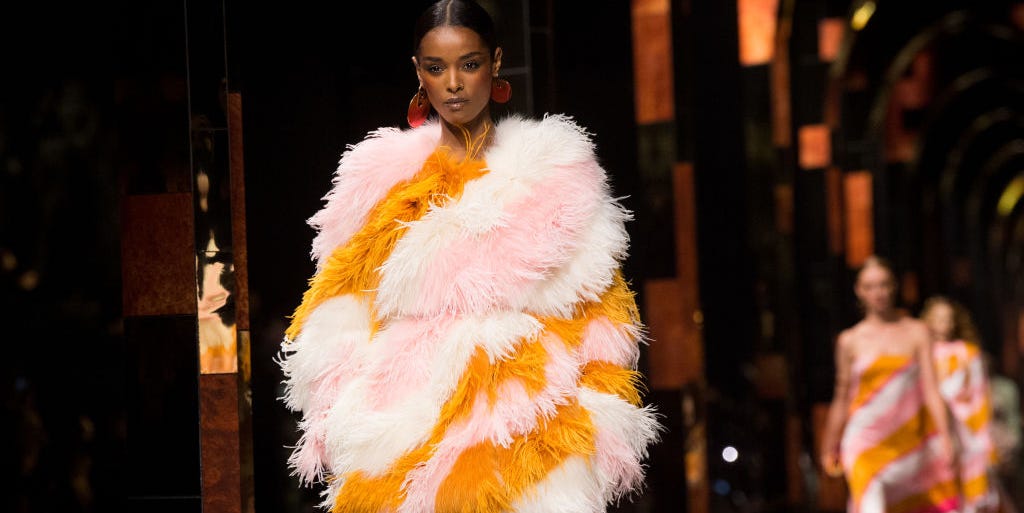 ELLE's Top Milan Fashion Week Looks, From Fendi Furs to Blumarine's Early Aughts Obsession - NewsOpener ELLE's Top Milan Fashion Week Looks, From Fendi Furs to Blumarine's Early Aughts Obsession