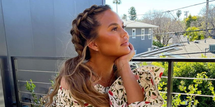 Chrissy Teigen Dressed Up As a Hooters Girl for Her Stylist's Birthday Party 1 Chrissy Teigen Dressed Up As a Hooters Girl for Her Stylist's Birthday Party