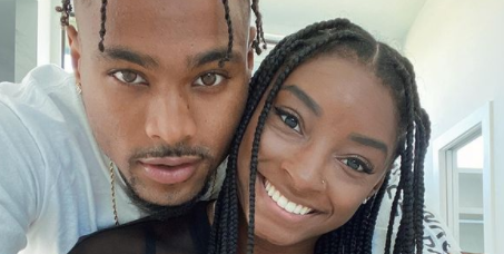 Simone Biles' Boyfriend Jonathan Owens "Didn't Know Who She Was" Before She Slid into His DMs 1 Simone Biles' Boyfriend Jonathan Owens "Didn't Know Who She Was" Before She Slid into His DMs