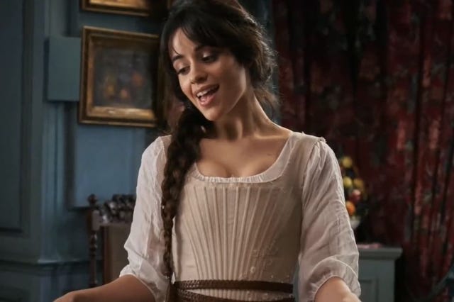 卡米拉·卡贝洛(Camila Cabello)像女仆一样打扮成灰姑娘