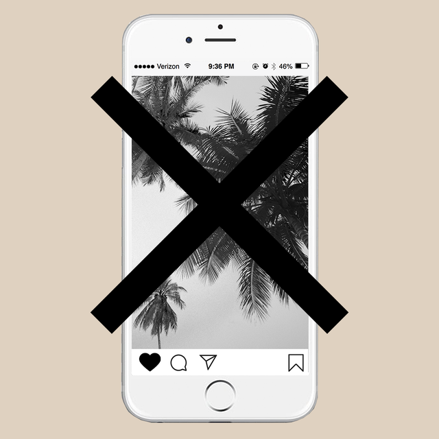 一部显示instagram的iPhone和一张带有x的海滩照片