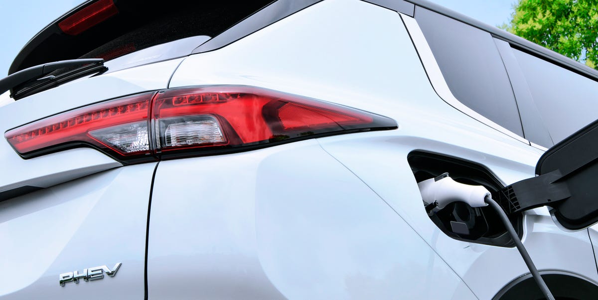 Mitsubishi Confirms New Outlander Plug-In Hybrid Arriving in 2022 - NewsOpener Mitsubishi Confirms New Outlander Plug-In Hybrid Arriving in 2022