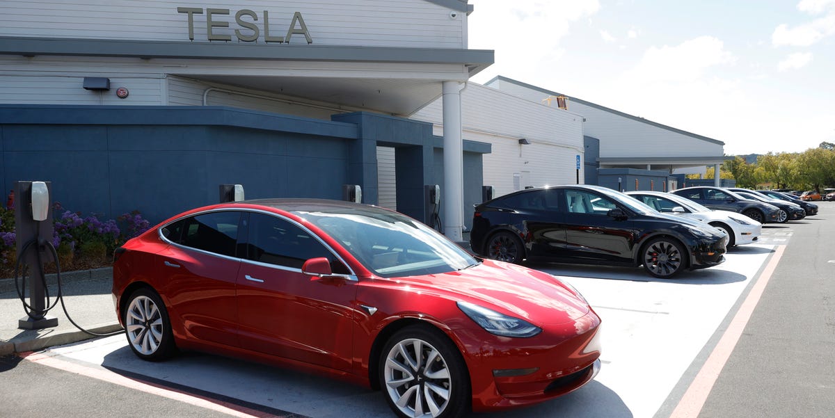 NHTSA Investigating Tesla Autopilot–Related Crashes with Emergency Vehicles - NewsOpener NHTSA Investigating Tesla Autopilot–Related Crashes with Emergency Vehicles