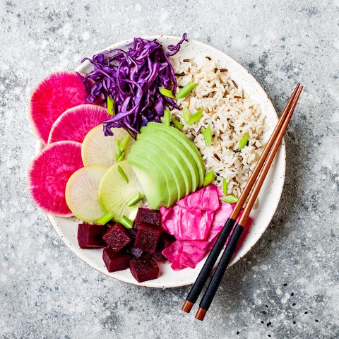 Vegan avokado, pancar, lahana turşusu, turp lahanası. Üstten görünüm, tepegöz, düz yatıyordu
