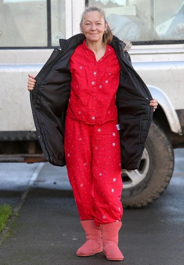 School Bans Parents From Wearing Pajamas to Drop Off Their Kids at School School Bans Parents From Wearing Pajamas to Drop Off Their Kids at School