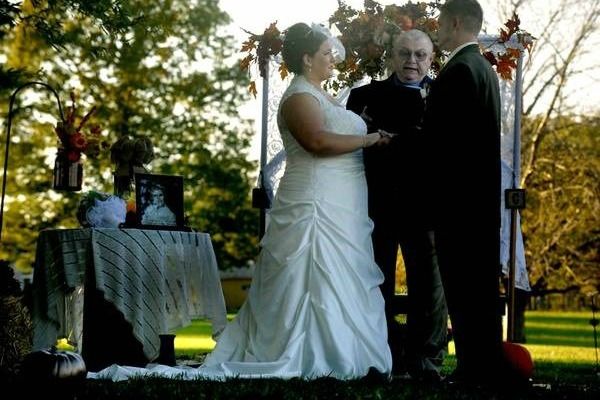 Couple Gets Married at Unlikely Place to Honor Brides Late Relative Couple Gets Married at Unlikely Place to Honor Brides Late Relative
