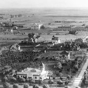 Hollywood, circa 1905, looking south above Franklin Avenue, with Orange Drive to the right and Prospect Avenue (now Hollywood Boulevard) in the center. The white house in the center of the photo is now the site of Grauman’s Chinese Theatre.