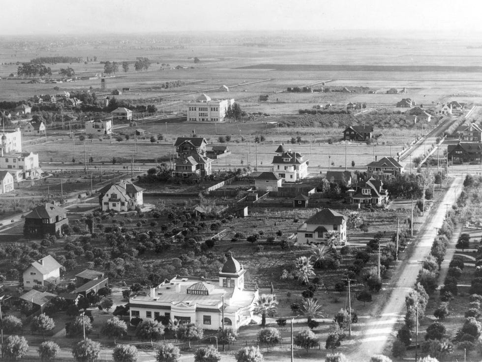 Hollywood, circa 1905, looking south above Franklin Avenue, with Orange Drive to the right and Prospect Avenue (now Hollywood Boulevard) in the center. The white house in the center of the photo is now the site of Grauman’s Chinese Theatre.