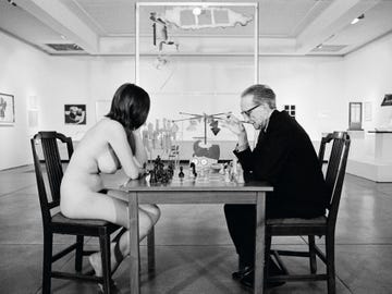 Eve Babitz first gained notoriety by playing chess in the nude with Marcel Duchamp at the artist’s 1963 retrospective at the Pasadena Art Museum.