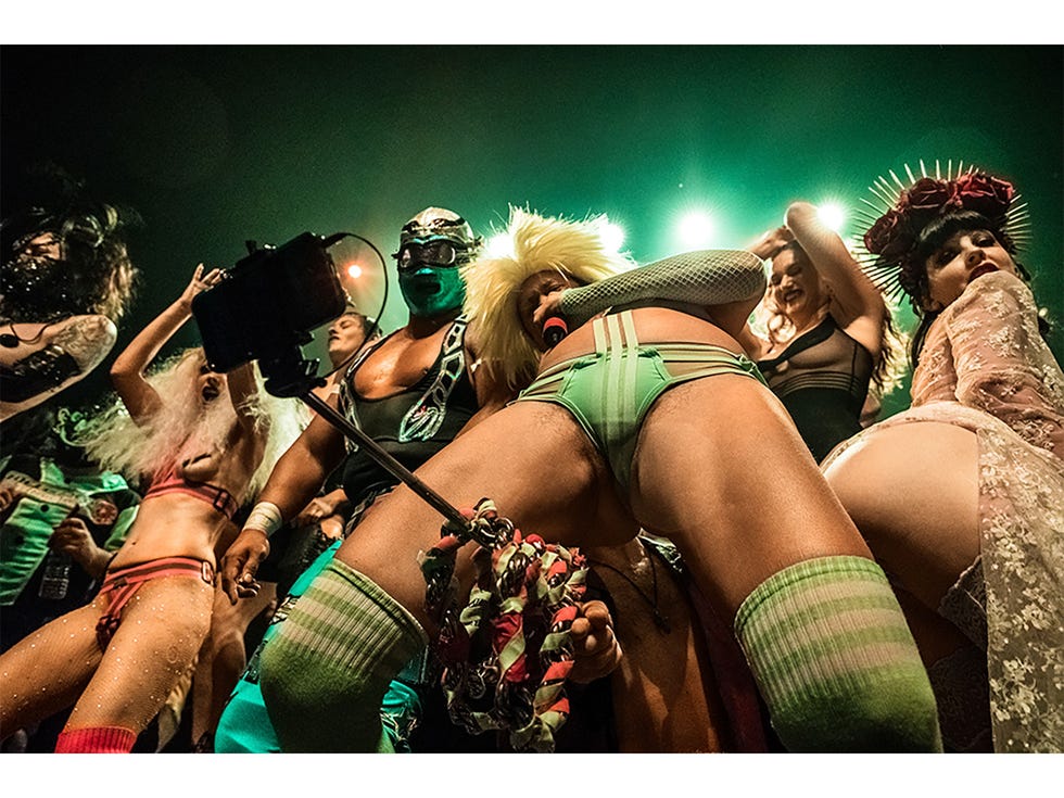 peaches performs as heino's arm sneaks through her legs for a selfie shot