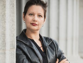 bay area writer caro de robertis, whose fourth novel, cantoras, revolves around a group of women and the revolutionary love they share with one another in 1970s uruguay.