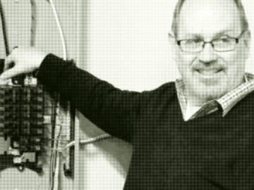 Paul Boaventura-Delanoe demonstrates the Eco-Gen JouleBox for a YouTube video, saying that the device can amplify solar energy. One critic dismisses the claim as “a clear-cut violation of the laws of physics.” (Images are from the video.)