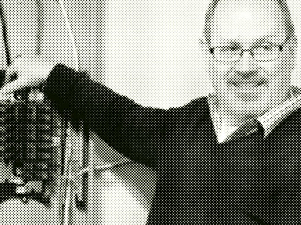 Paul Boaventura-Delanoe demonstrates the Eco-Gen JouleBox for a YouTube video, saying that the device can amplify solar energy. One critic dismisses the claim as “a clear-cut violation of the laws of physics.” (Images are from the video.)