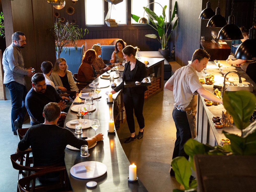 A slate counter flanks the open kitchen at Tarsan i Jane.