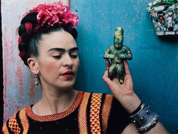 frida with olmeca figurine, coyoacán, by nickolas muray 1939