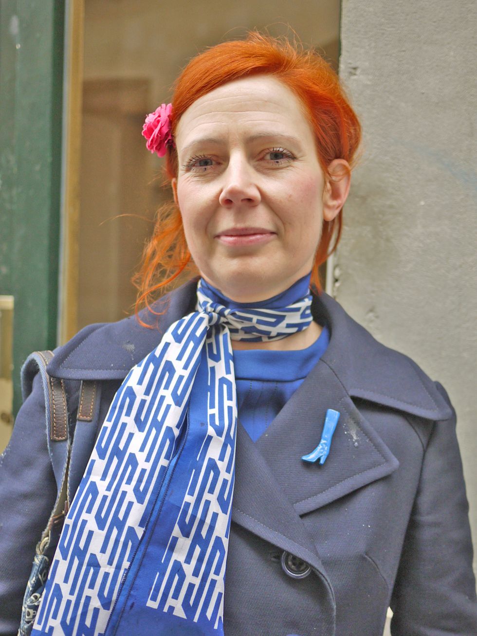 Hairstyle, Collar, Style, Red hair, Street fashion, Fashion, Electric blue, Blazer, Hair coloring, Jacket, 