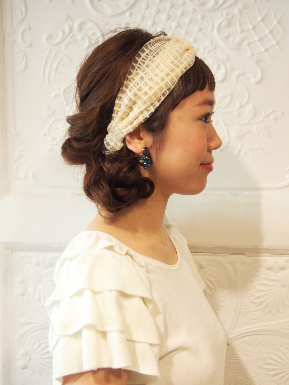 Hairstyle, Forehead, Hair accessory, Headpiece, Style, Bridal accessory, Fashion accessory, Headgear, Headband, Ivory, 