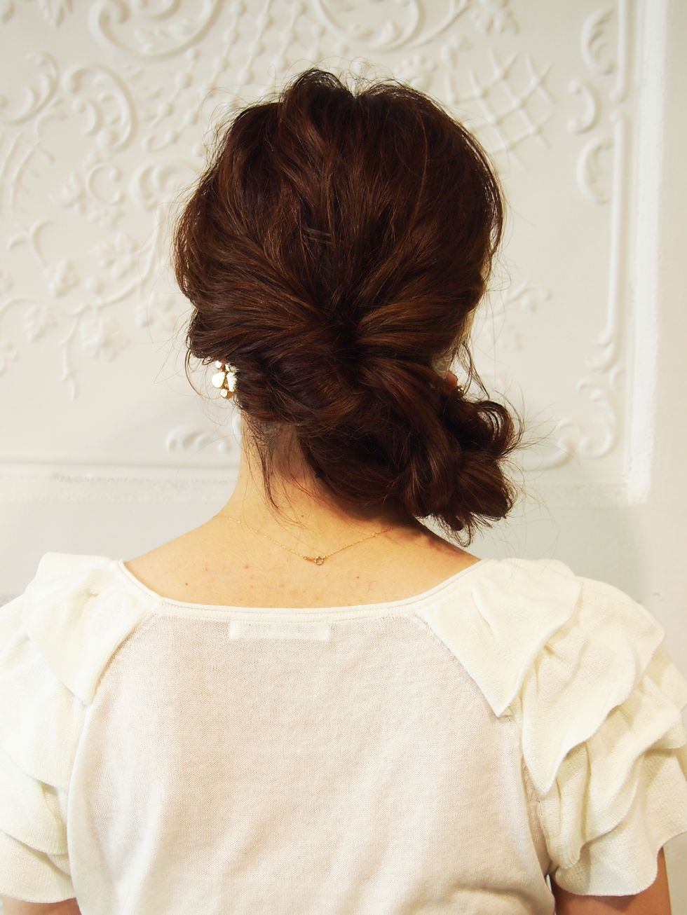 Clothing, Hairstyle, Shoulder, Joint, Style, Back, Neck, Red hair, Brown hair, Bun, 