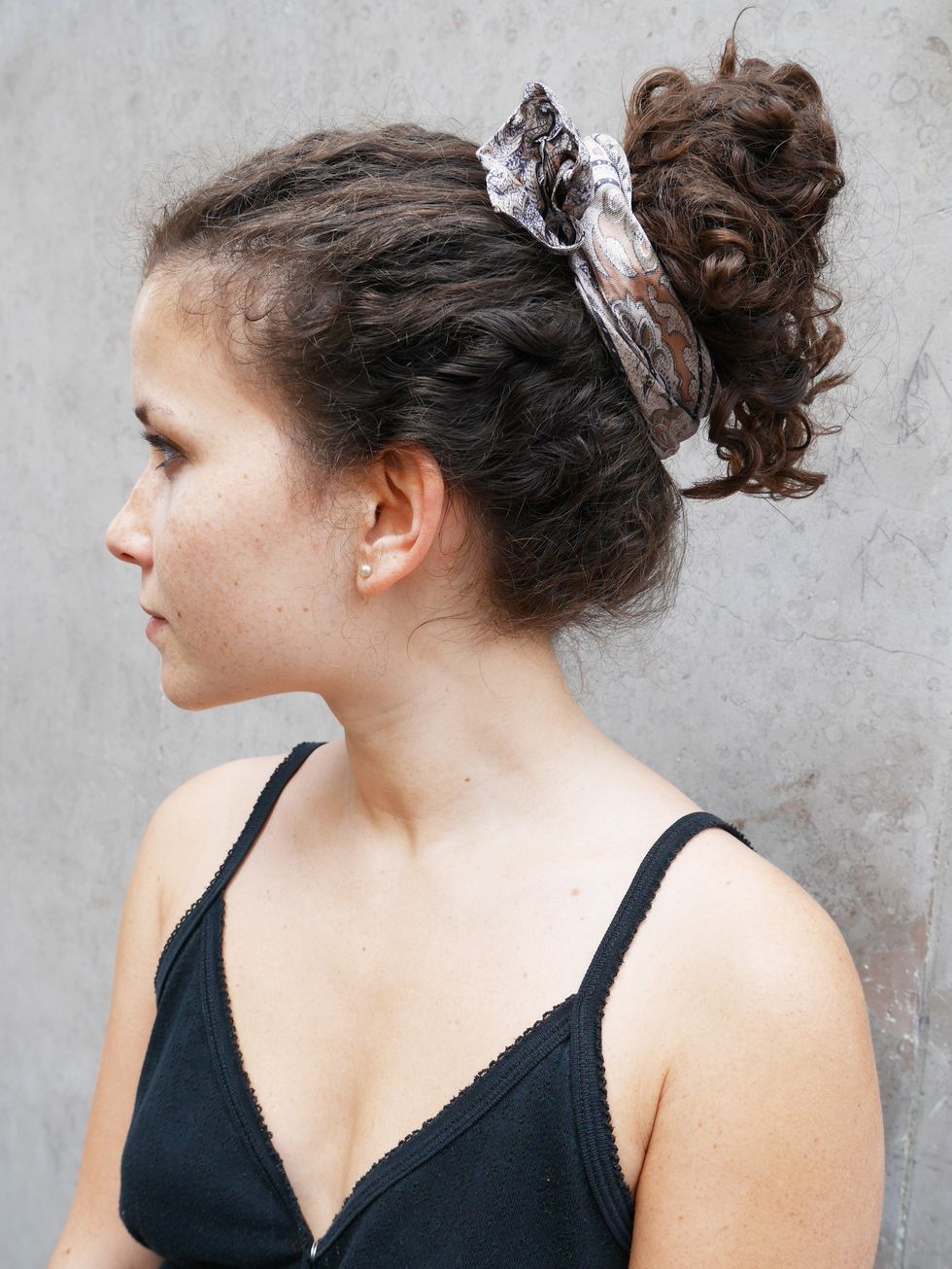 Ear, Hairstyle, Chin, Forehead, Shoulder, Style, Hair accessory, Beauty, Fashion, Neck, 