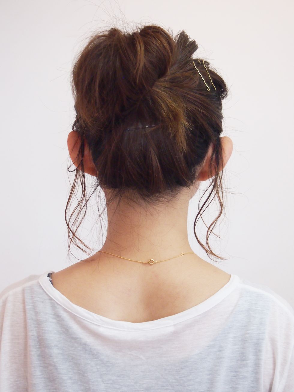 Clothing, Hairstyle, Forehead, Shoulder, Style, Back, Neck, Brown hair, Bun, Liver, 