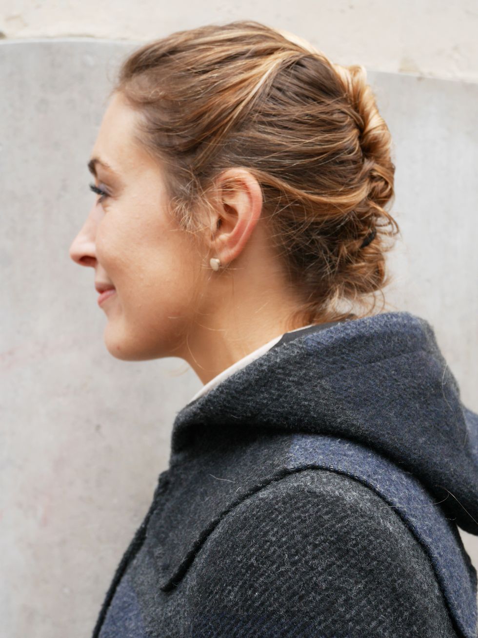 Ear, Hairstyle, Chin, Forehead, Eyebrow, Style, Street fashion, Temple, Neck, Brown hair, 
