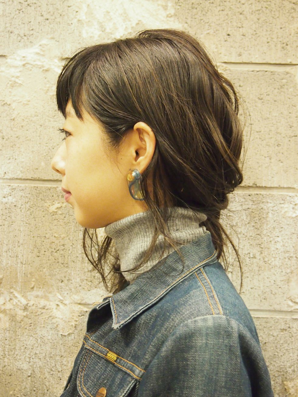 Ear, Hairstyle, Earrings, Chin, Style, Jacket, Street fashion, Body piercing, Beauty, Temple, 