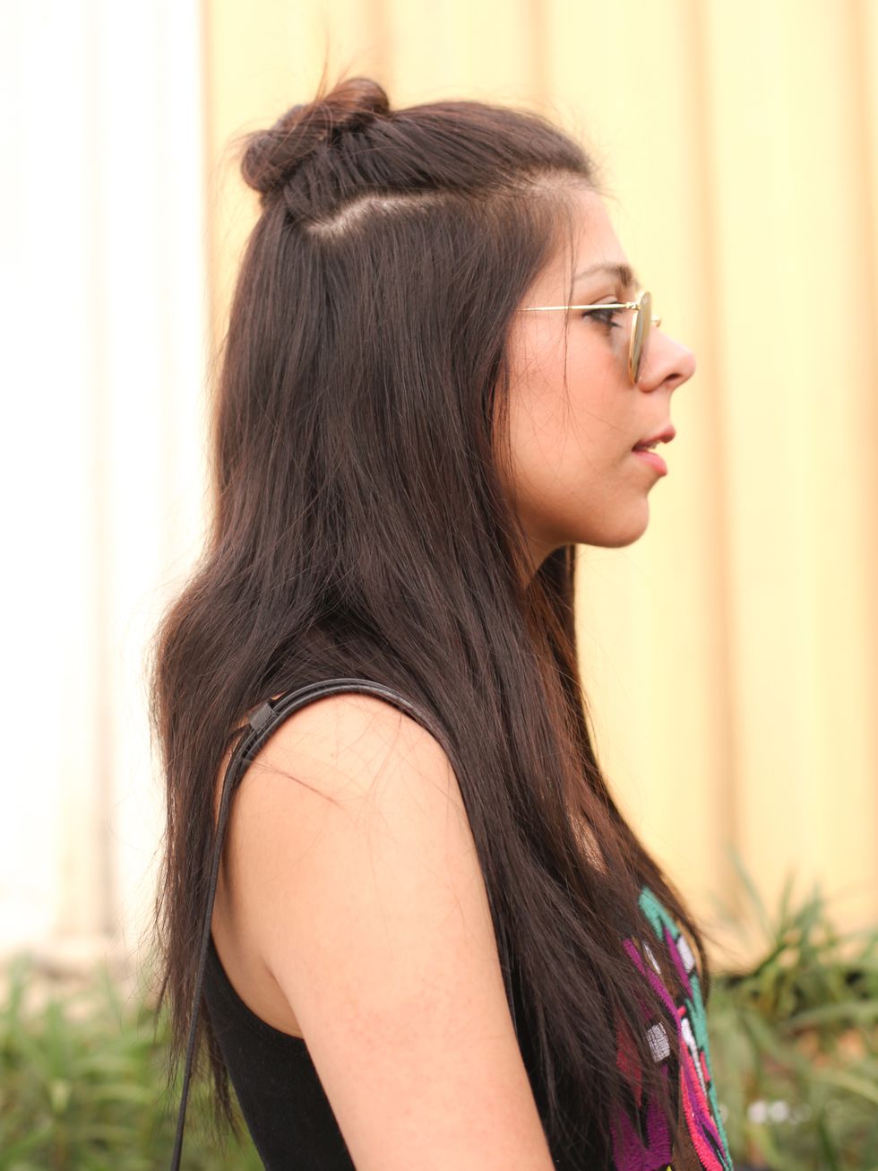 Glasses, Hairstyle, Shoulder, Style, Step cutting, Black hair, Long hair, Neck, Beauty, Brown hair, 
