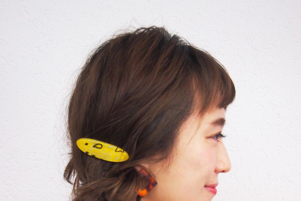 Hair, Ear, Hairstyle, Chin, Forehead, Shoulder, Style, Hair accessory, Fashion accessory, Temple, 