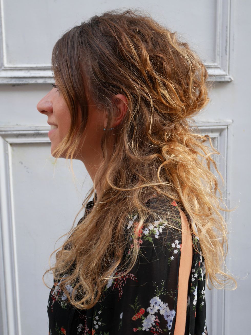 Hairstyle, Style, Dress, Long hair, Beauty, Step cutting, Brown hair, Street fashion, Blond, Feathered hair, 
