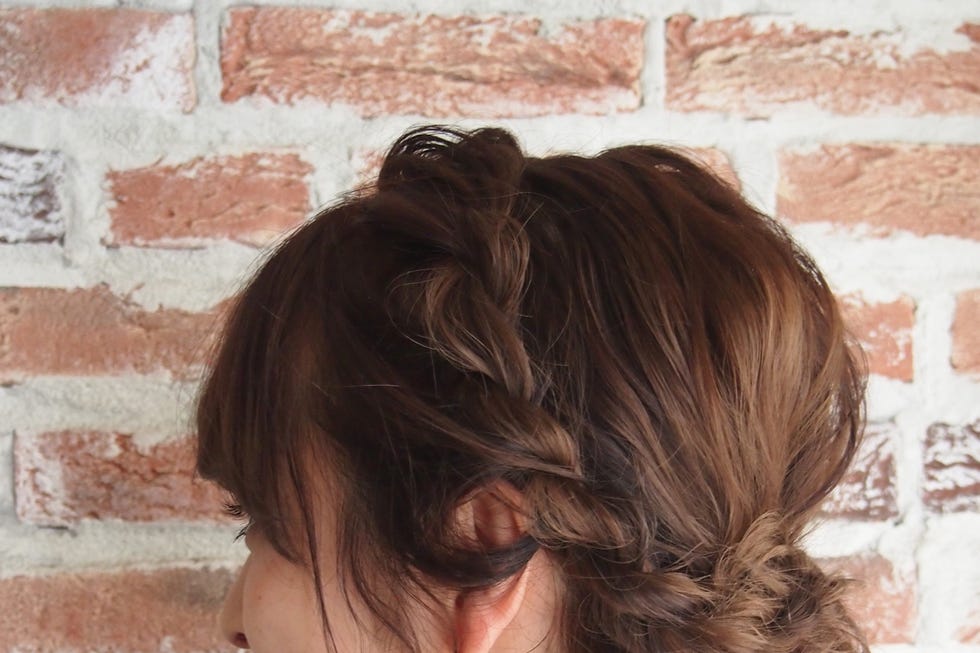 Hair, Ear, Hairstyle, Chin, Forehead, Shoulder, Brick, Style, Brickwork, Neck, 