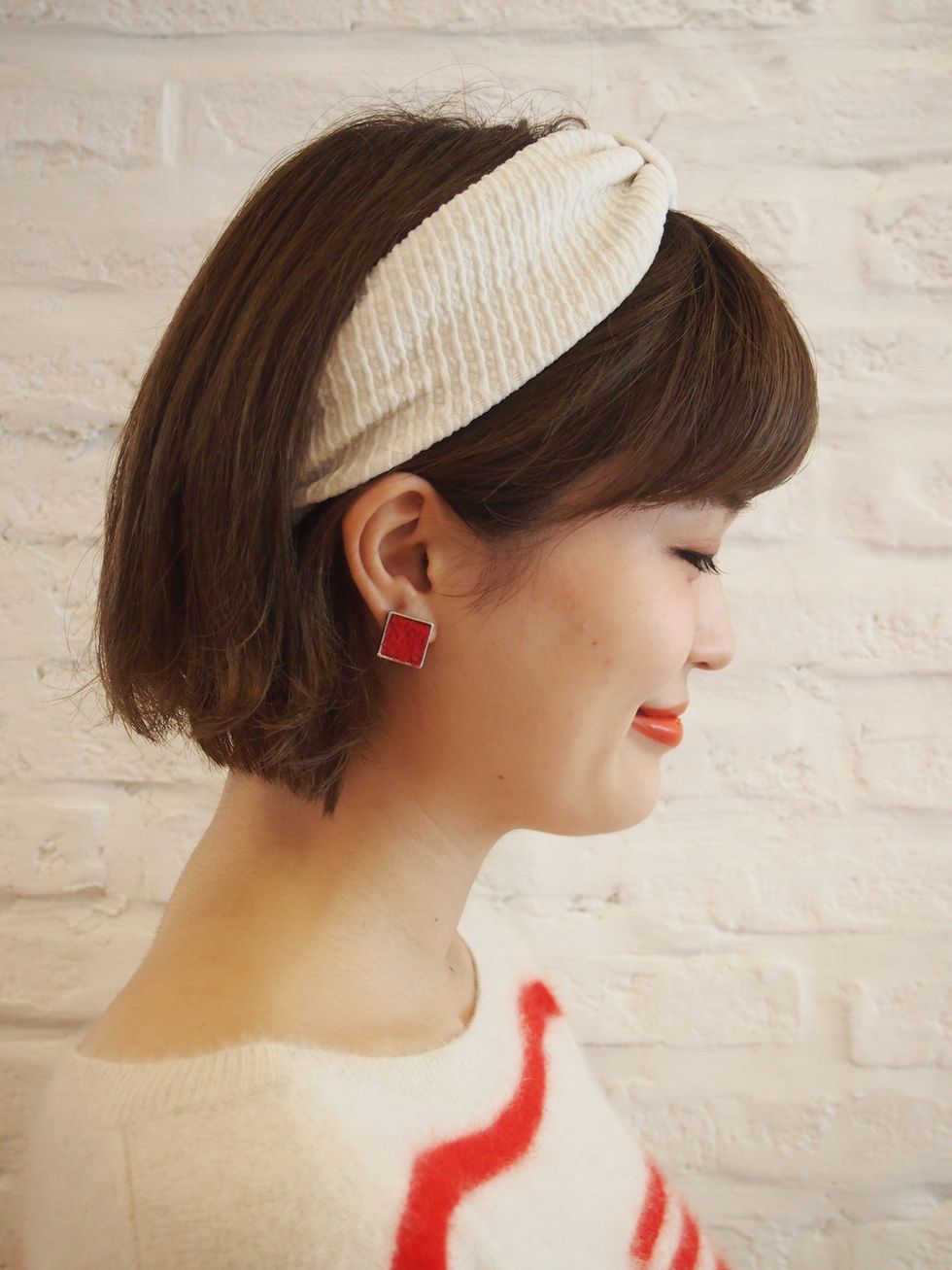 Ear, Lip, Hairstyle, Chin, Forehead, Hair accessory, Style, Fashion accessory, Jaw, Headpiece, 