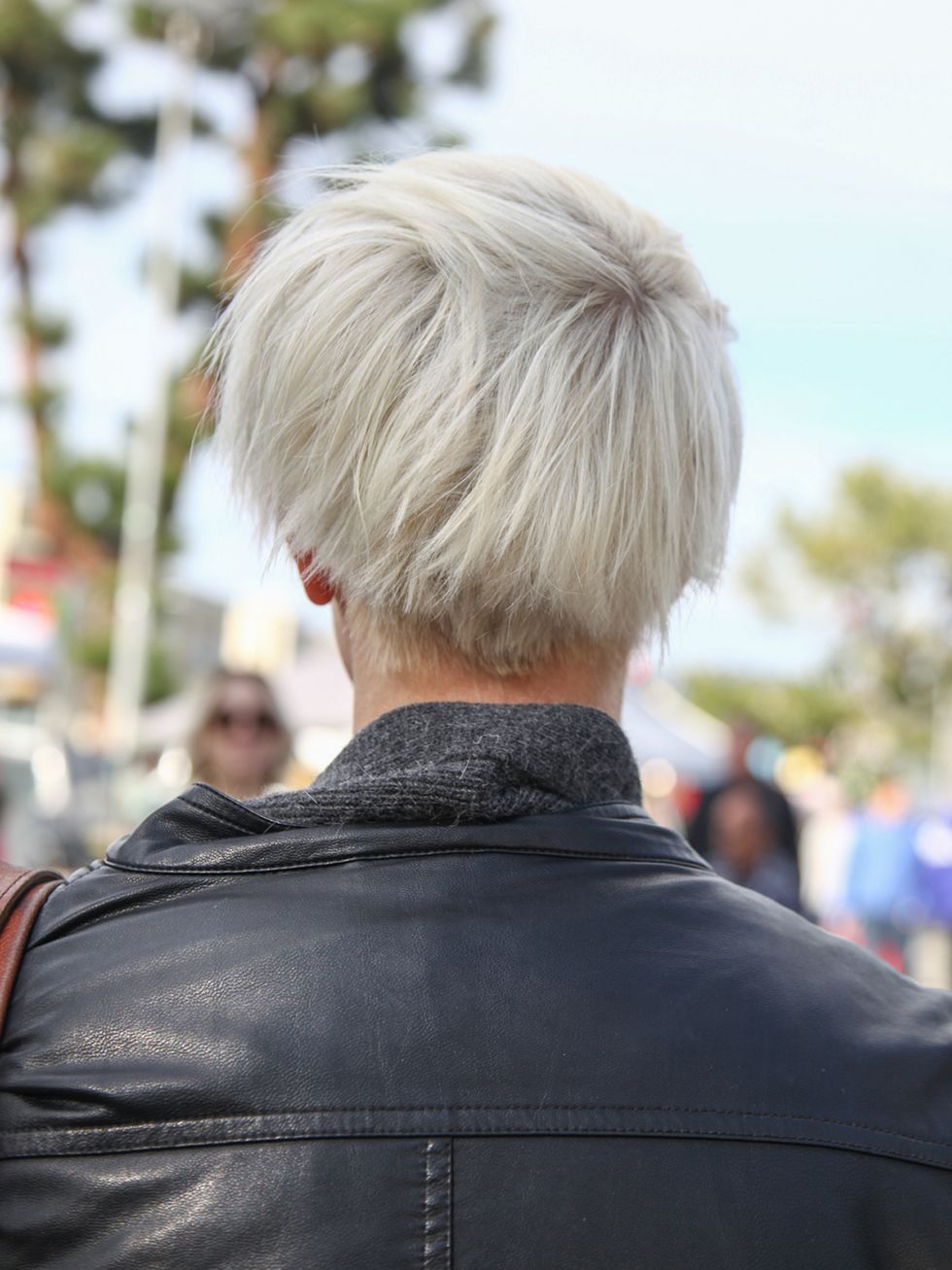 Hairstyle, Style, Jacket, Street fashion, Blond, Back, Leather jacket, Hair coloring, Bag, Brown hair, 